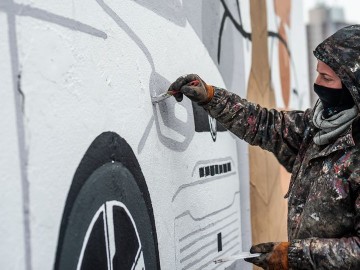VW Caddy 5 na muralu w Warszawie